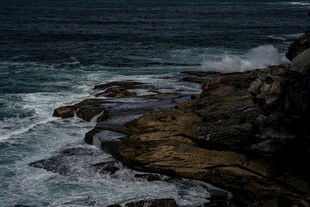 海浪拍击岸边岩石