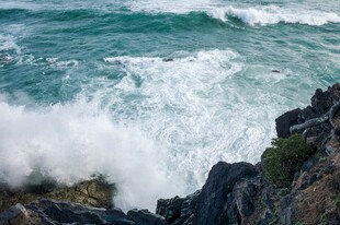 海浪拍打岸边礁石景象
