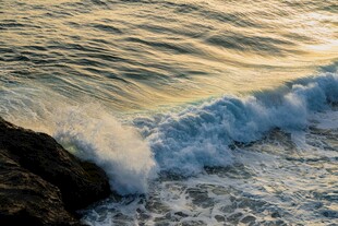 海浪拍打礁石的壮丽瞬间