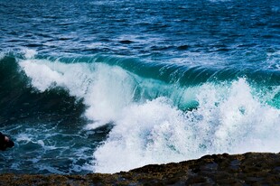海浪拍打礁石的壮阔景象