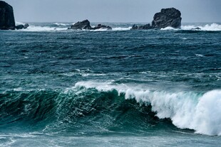 海浪拍打礁石的壮阔海景