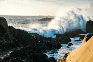 海浪拍击岸边嶙峋礁石