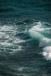 海浪翻涌的壮阔海洋景象