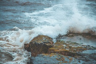 海浪拍打礁石的壮观景象