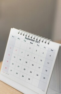 白色台历置于浅色桌面上