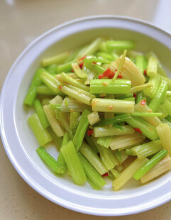 清炒芹菜
