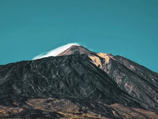巍峨雪山壮丽景观