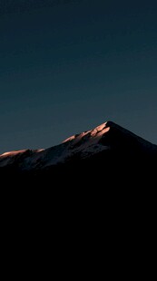 夕阳下的巍峨雪山