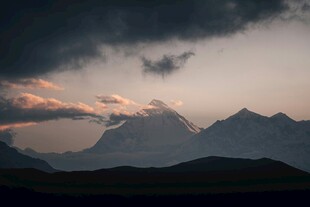 黄昏下的壮丽山峦景色