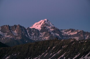 夕阳下的壮丽雪山