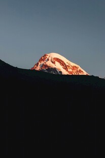 雪山之巅壮丽景观