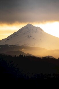 夕阳下的巍峨雪山美景