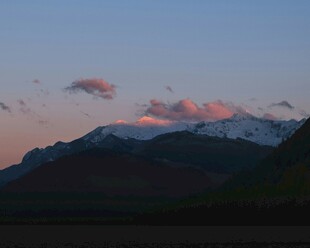 夕阳下的山峦美景