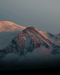 壮丽雪山日出美景