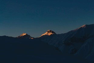 雪山晨曦美景