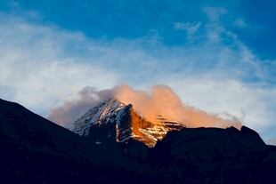 雪山之巅的壮丽曙光