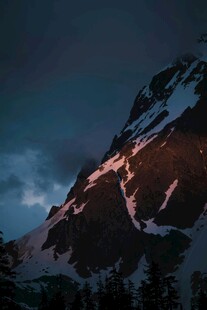 夕阳映雪山壮丽美景