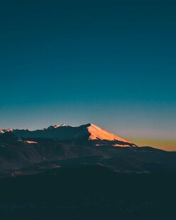 夕阳下的壮丽雪山