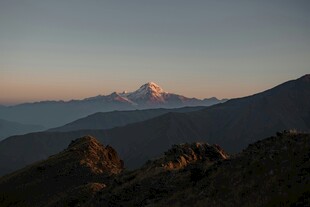 日出下的壮丽山峰景观