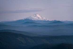 壮丽雪山与层叠山峦景观