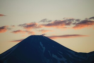 夕阳下的巍峨山峰