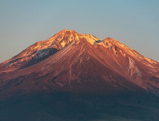 壮丽雪山日出美景