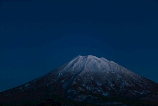 夜幕下的巍峨雪山