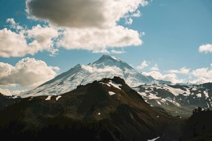 壮丽雪山与蓝天白云美景