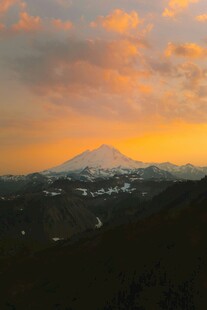 日落时分的壮丽山峦景色