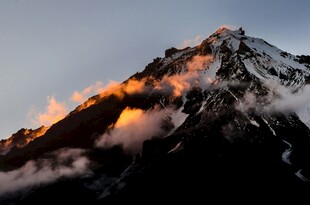 壮丽雪山映夕阳