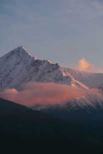 雪山映晚霞美景