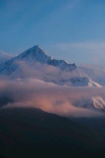 云雾缭绕下的壮美雪山