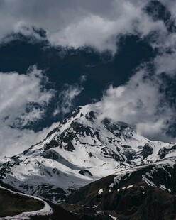 巍峨雪山与云海壮丽景观