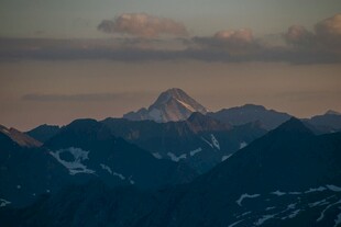 夕阳下的巍峨群峰