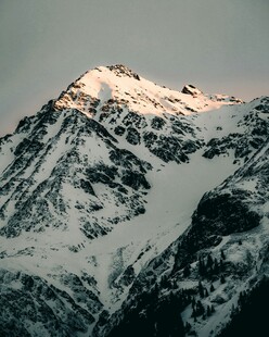 巍峨雪山壮丽景致