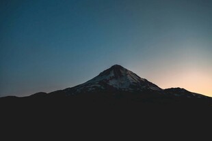 日落时分的巍峨山峰