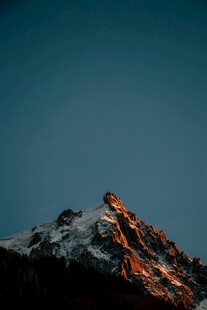 夕阳下的雪山美景