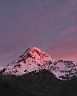 夕阳下的壮丽雪山