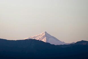 远处雪山与层叠山峦