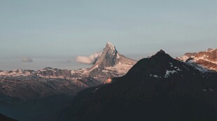 壮丽山峰日出美景