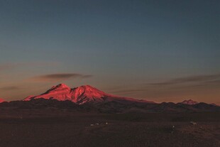 夕阳下的壮丽红色山峰