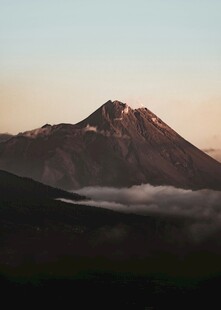 日出下的巍峨山峰