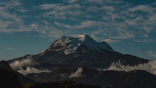 巍峨雪山映于蓝天之下