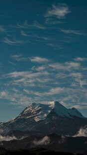 巍峨雪山映蓝天