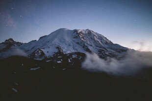 巍峨雪山云雾缭绕之景