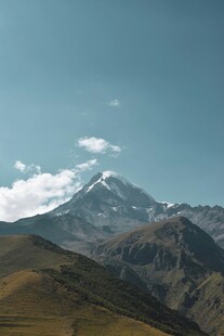 巍峨雪山与连绵山峦