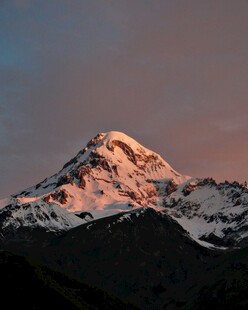 夕阳下的壮丽雪山