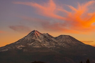 夕阳下的壮丽雪山