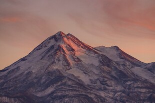 壮丽雪山日出美景