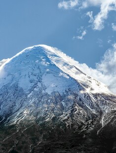 巍峨雪山壮丽景致